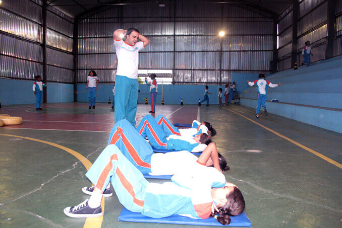 crianças na educação física