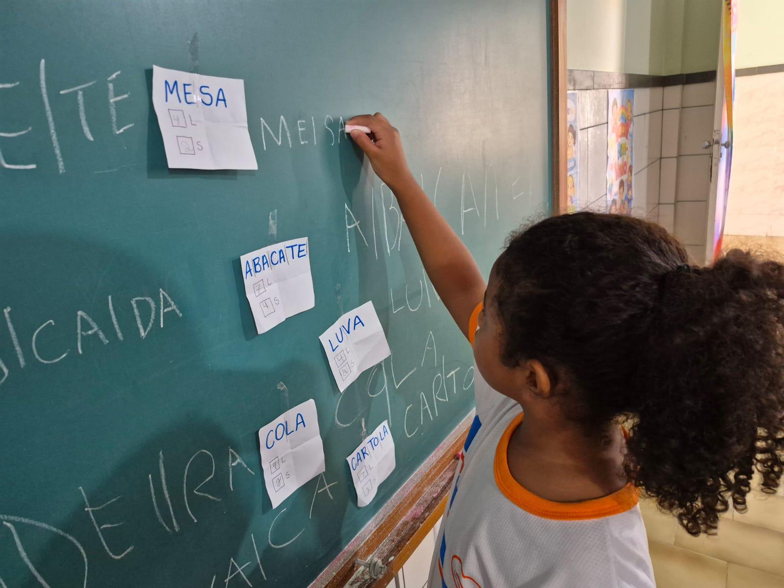 APRENDENDO DE MANEIRA LÚDICA SOBRE AS SÍLABAS