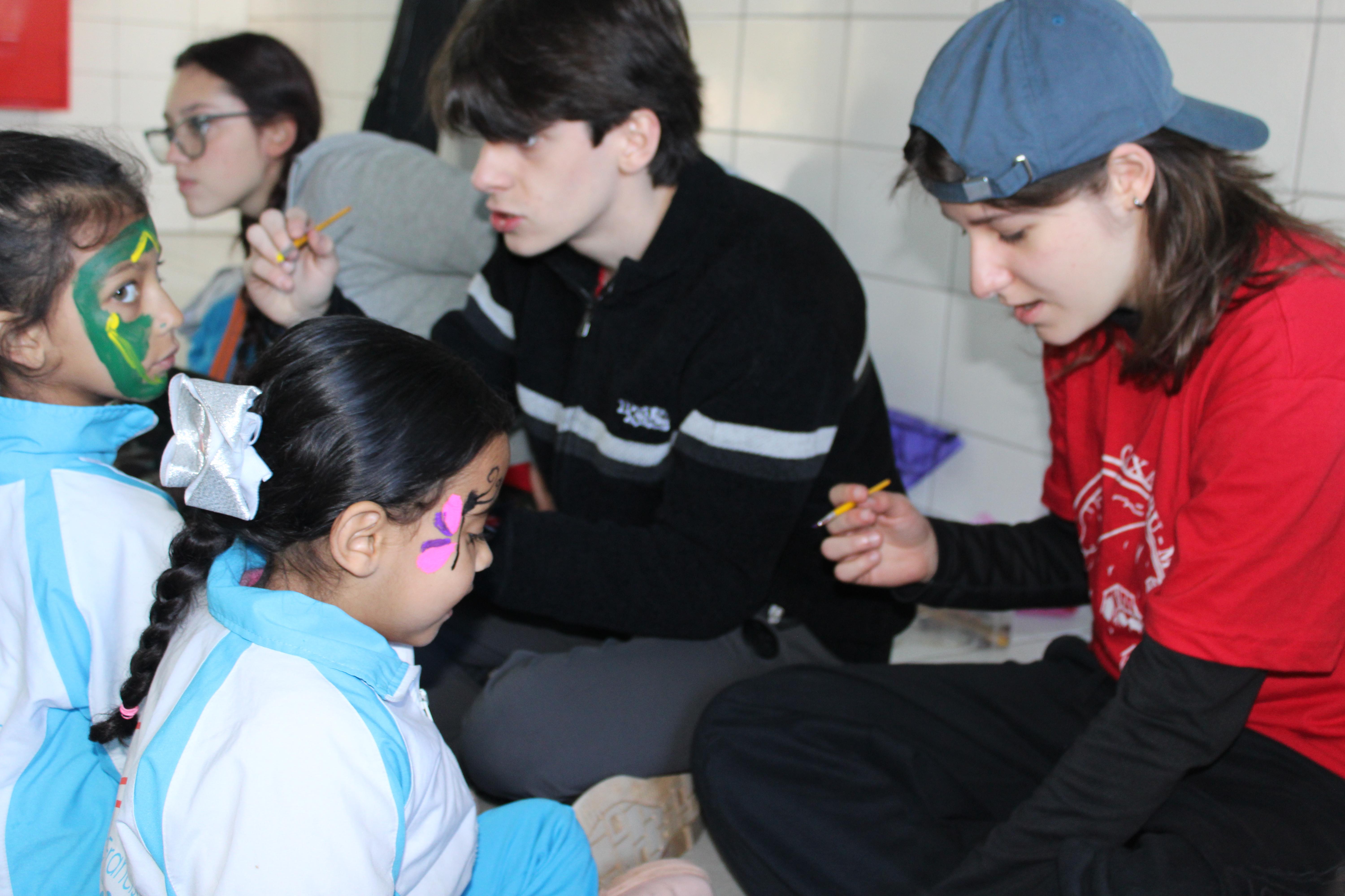 ALUNOS DO EDUCANDÁRIO RECEBEM GRUPO DE VOLUNTÁRIOS DO COLÉGIO SANTA MARIA